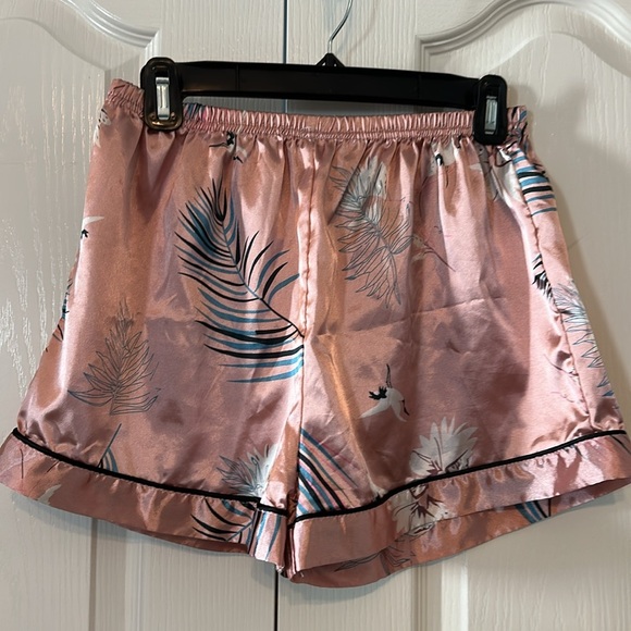 Woman’s Floral Satin Pajama Set  top and shorts size Large Peach color - Picture 4 of 16